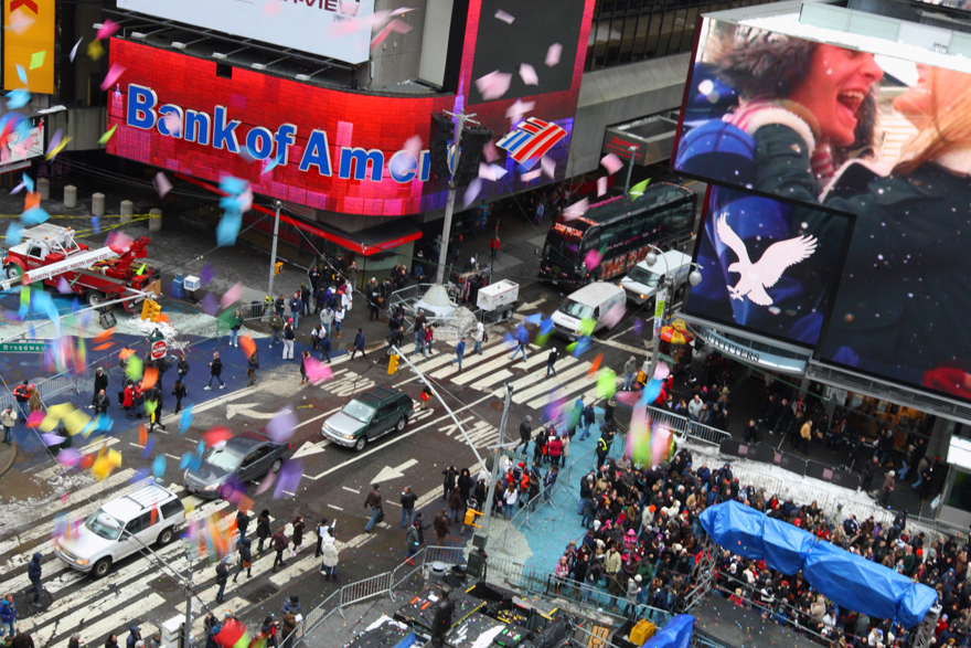 Confetti are tossed up above the Times Square in New York on Dec 29 to test air currents in preparation for the upcoming New Year&apos;s Eve celebration.[Photo/Xinhua] 