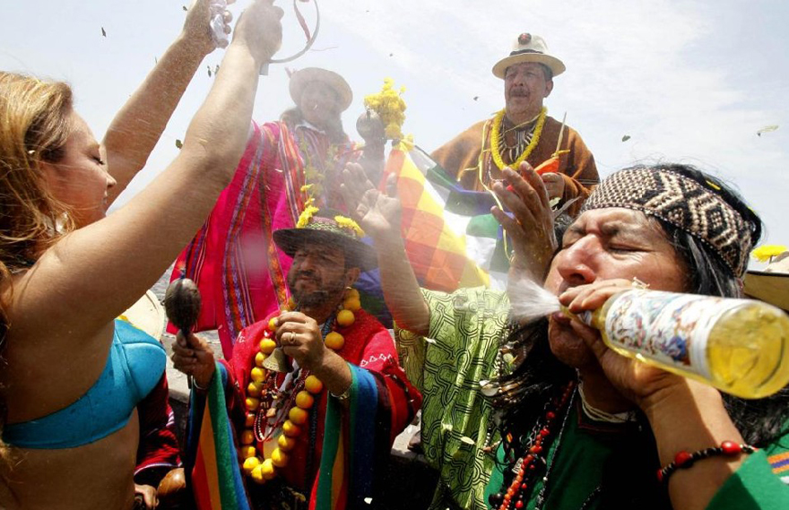 Shamans perform a ritual for good luck for the new year in Lima Dec 29, 2010. [China Daily/Agencies] 