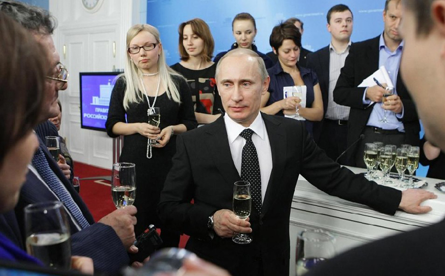 Russia&apos;s Prime Minister Vladimir Putin (C) congratulates journalists from the government pool group with the upcoming New Year holiday in Moscow, Dec 29, 2010. Most Russians take a 10-day holiday from January 1.[China Daily/Agencies]