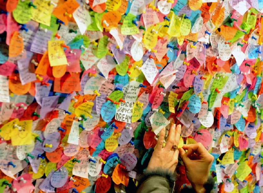 People pin their hopes and dreams on a wish wall at Times Square in New York, Dec 29, 2010. [China Daily/Agencies]