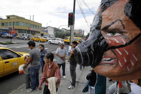 An effigy of Ecuadorean President Rafael Correa wearing a gas mask, representing the police revolt on September 30, is seen on a street in Quito Dec 29, 2010. Ecuadoreans burn puppets and wear masks during end of year celebrations. [China Daily/Agencies]