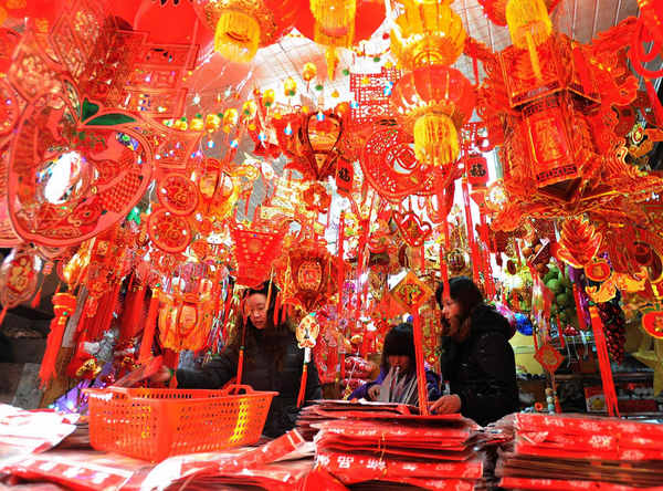 Residents do shopping for the upcoming New Year at a market in Suzhou, east China's Jiangsu Province, Dec. 28, 2010. [Xinhua photo] 