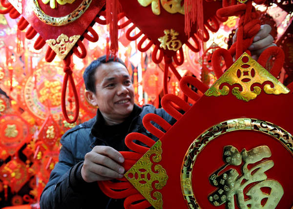 A wholesale market welcomes the sales peak of various gifts for New Year's Day, in Yiwu, east China's Zhejiang Province, Dec. 29, 2010. [Xinhua photo] 