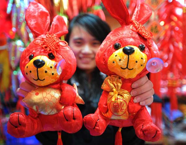 A Suzhou resident shows rabbit toys at a market in Suzhou, East China's Jiangsu province, Dec 28, 2010. The Year of the Rabbit on the Chinese lunar calendar starts on Feb 3, 2011. [Photo/Xinhua] 