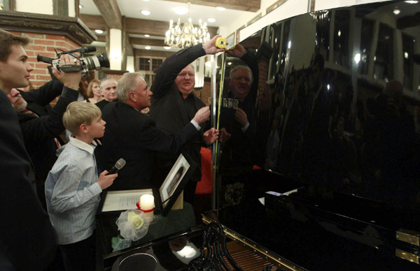 The Stolemowi Klawer, which is in contention for the title of the world&apos;s biggest concert piano, is measured during an event to mark the end of Chopin Year at a museum in Shymbark, northern Poland Dec 30, 2010. [China Daily/Agencies]