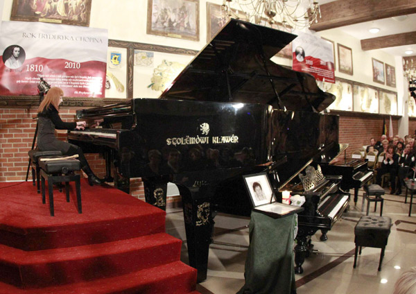 Pianist Katarzyna Borek performs on the Stolemowi Klawer, which is in contention for the title of the world&apos;s biggest concert piano, during an event to mark the end of Chopin Year at a museum in Shymbark, northern Poland Dec 30, 2010. [China Daily/Agencies]