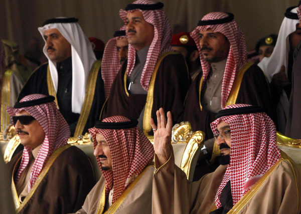 Prince Mushal (R), brother of Saudi Arabia&apos;s King Abdullah, waves during the Mazayen al-Ibl competition, to find the most beautiful camel, in the desert region of Um Rgheiba, 400 km (248 miles) from Riyadh, Dec 30, 2010. [China Daily/Agencies]