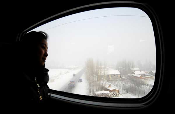 A passenger travels on the Changchun-Jilin intercity railway, Dec 30, 2010. [Xinhua]