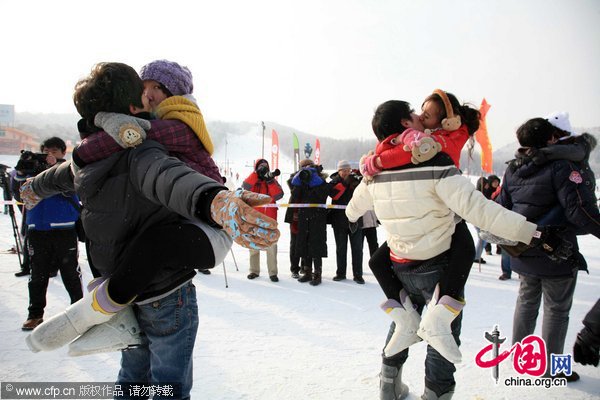 Couples kiss during a kissing competition in a ski area in Shenyang, capital of Northeast China&apos;s Liaoning province on Dec 30, 2010. Altogether 120 couples, aged between 20 and 85, joined the event. [CFP]