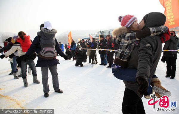Couples kiss during a kissing competition in a ski area in Shenyang, capital of Northeast China&apos;s Liaoning province on Dec 30, 2010. [CFP]