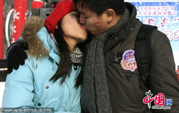 A couple kisses during a kissing competition in a ski area in Shenyang, capital of Northeast China&apos;s Liaoning province on Dec 30, 2010. [CFP]