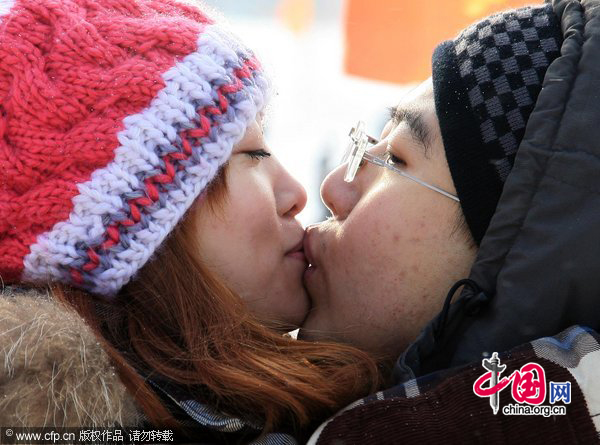 A couple kisses during a kissing competition in a ski area in Shenyang, capital of Northeast China&apos;s Liaoning province on Dec 30, 2010. [CFP]
