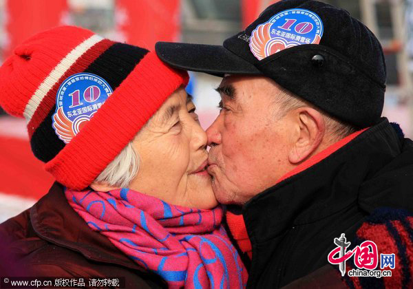 An old couple kisses during a kissing competition in a ski area in Shenyang, capital of Northeast China&apos;s Liaoning province on Dec 30, 2010. [CFP]