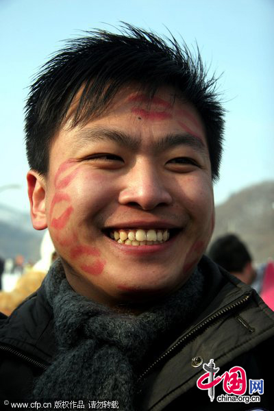 A couple kisses during a kissing competition in a ski area in Shenyang, capital of Northeast China&apos;s Liaoning province on Dec 30, 2010. [CFP]