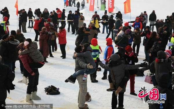 Couples kiss during a kissing competition in a ski area in Shenyang, capital of Northeast China&apos;s Liaoning province on Dec 30, 2010. [CFP]