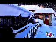 Functioning as an eco-tourism scenic resort, Shuangfeng Snow Town lies within the boundary of Dahailin Forestry Bureau on the southern slope of Zhangguangcai Ridge in Heilongjiang Province. With the winter season lasting up to 7 months, every year the intense snow surges into the mountains, leaving an accumulation of snow up to 2 meters in depth; thus the area is known to be an area to host the greatest snowfall in the country. [Photo by Yu Wenbin] 