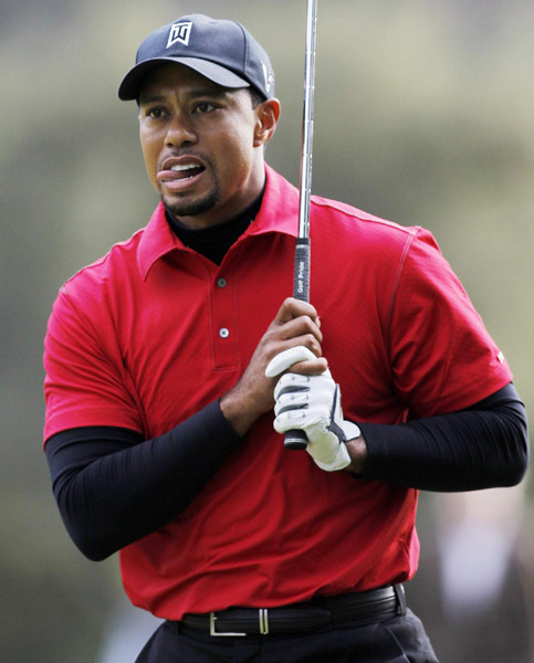 Tiger Woods of the US reacts as he watches his approach shot onto the 18th green during a playoff hole against Graeme McDowell of Northern Ireland during the final round of the Chevron World Challenge golf tournament in Thousand Oaks, California, Dec 5, 2010. [Agencies] 