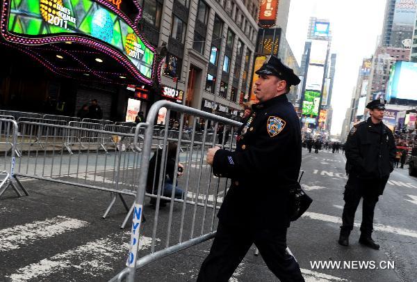 Police set up the fence in Times Square in New York, the United States, Dec. 31, 2010. New York on Friday beefed up security in Times Sqaure where the annual New Year's Eve celebrations will be held.