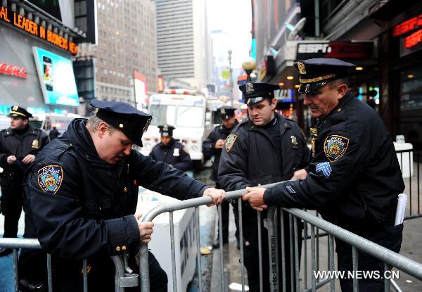 Police set up the fence in Times Square in New York, the United States, Dec. 31, 2010. New York on Friday beefed up security in Times Sqaure where the annual New Year's Eve celebrations will be held. 