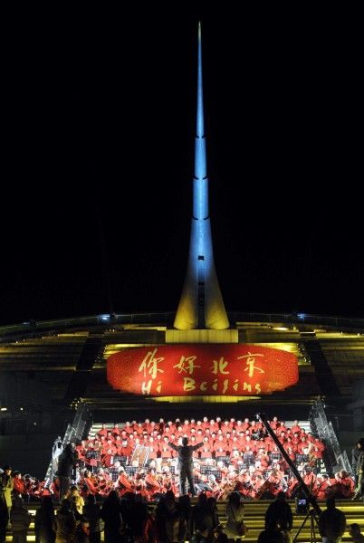A symphonic concert is held in the China Millennium Monument in Beijing on December 31 to celebrate the coming of the year 2011. [Xinhua photo]