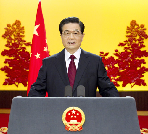 Chinese President Hu Jintao delivers his New Year address via China Radio International and China Central Television in Beijing on December 31, 2010. [Photo: Xinhua] 