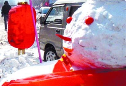 People make a snowman in a street of Shenyang, northeast China's Liaoning Province. The meteorological authority said on December 31, 2010 that temperatures across China would remain low during the three-day New Year holidays.