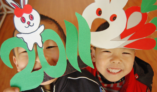 Students wear masks during an activity to welcome the upcoming new year in Liaocheng, east China's Shandong Province, Dec. 31, 2010. [Xinhua photo]