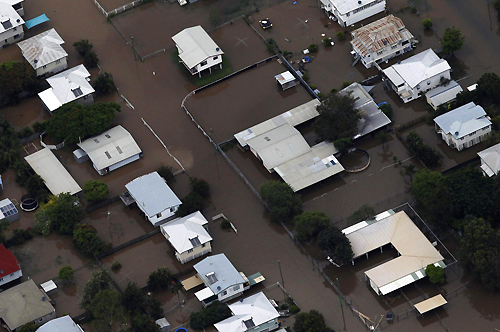 Buildings are submerged in floodwaters in a neighborhood in Rockhampton, Queensland, Jan 2, 2011. [Agencies]