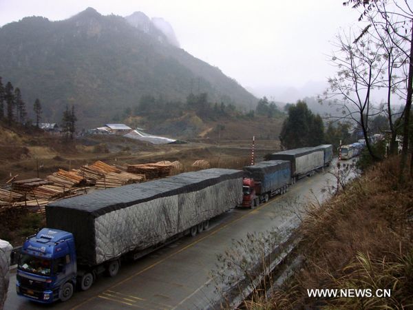 Vehicles queue up on Liuzhai Section of China National Highway 210 in Nandan County, south China's Guangxi Zhuang Autonomous Region, Jan. 2, 2011. A section of China National Highway 210 in Guizhou Province was closed due to freezing rain, causing some 1,500 vehicles stranded and leaving more than 7,000 passengers trapped in Nandan County of Guangxi as of 5 p.m. on Sunday. (Xinhua/Fu Longqiang) (zgp) 