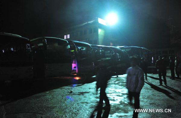 Photo taken on Jan. 2, 2011 shows some stranded vehicles parked in Hechi City, south China's Guangxi Zhuang Autonomous Region, Jan. 2, 2011. A section of China National Highway 210 in Guizhou Province was closed due to freezing rain, causing some 1,500 vehicles stranded and leaving more than 7,000 passengers trapped in Nandan County of Guangxi as of 5 p.m. on Sunday. (Xinhua/Huang Xiaobang) (zgp) 