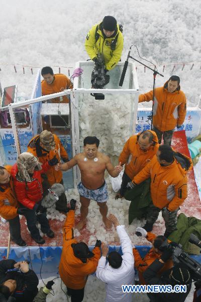 extreme cold in Zhangjiajie, central China&apos;s Hunan Province, Jan. 3, 2010. [Xinhua]