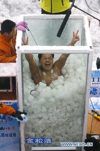 Chinese &apos;Icemen&apos; Jin Songhao celebrates after setting a new world record for withstanding extreme cold in Zhangjiajie, central China&apos;s Hunan Province, Jan. 3, 2010. [Xinhua]