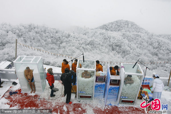 Challengers took part in an ice endurance competition held in Zhangjiajie, central China&apos;s Hunan Province, Jan. 3, 2010. [CFP]