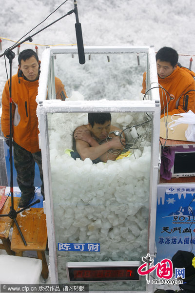 Challenger Chen Kecai took part in an ice endurance competition held in Zhangjiajie, central China&apos;s Hunan Province, Jan. 3, 2010. [CFP]