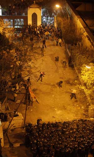  Egyptian Christians clash with riot police in front of al-Abasseya Cathedral in Cairo late night January 2, 2011. [Xinhua/Reuters] 