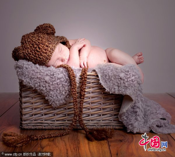 A baby poses for a picture in the Fusion Baby studios in Strathblane, Glasgow, Scotland. Top UK photographers Yvonne Watt and Fiona Potter specialise in photographing infants just days after entering the world. [CFP]