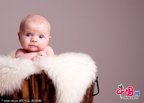 A baby poses for a picture in the Fusion Baby studios in Strathblane, Glasgow, Scotland. [CFP]