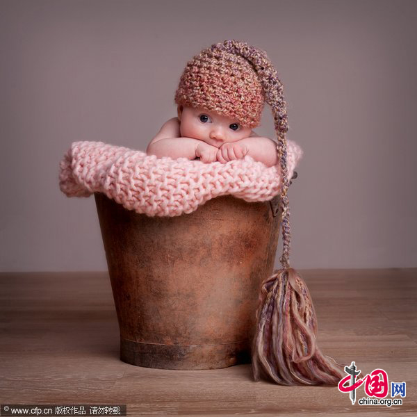 A baby poses for a picture in the Fusion Baby studios in Strathblane, Glasgow, Scotland. [CFP]