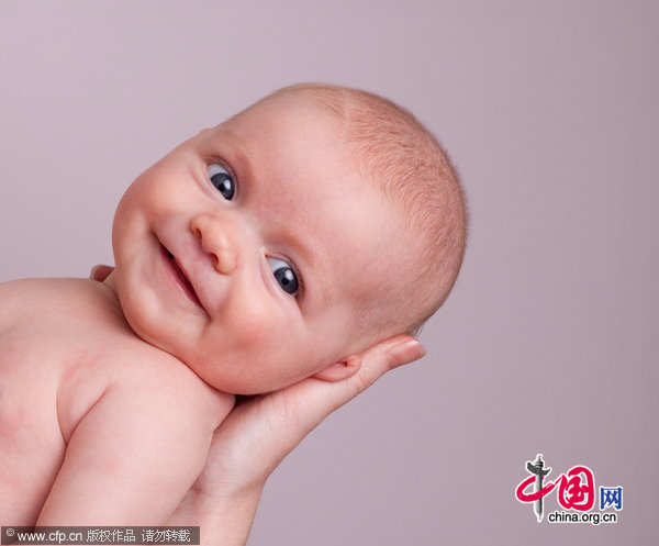 A baby poses for a picture in the Fusion Baby studios in Strathblane, Glasgow, Scotland. [CFP]