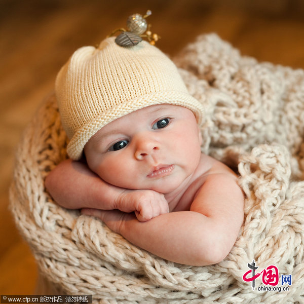 A baby poses for a picture in the Fusion Baby studios in Strathblane, Glasgow, Scotland. [CFP]