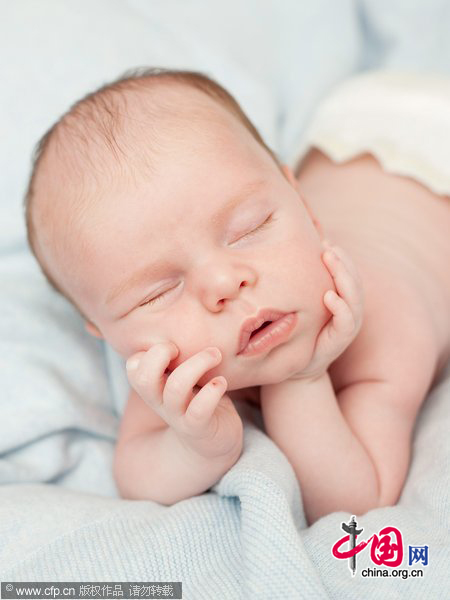 A baby poses for a picture in the Fusion Baby studios in Strathblane, Glasgow, Scotland. [CFP]