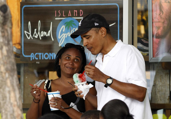 US President Barack Obama enjoys a shave ice next to Anita Blanchard, wife of family friend Marty Nesbitt in Kailua, Hawaii Jan 3, 2011. [China Daily/Agencies]