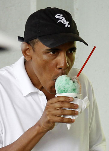 US President Barack Obama enjoys a shave ice in Kailua, Hawaii Jan 3, 2011. [China Daily/Agencies]