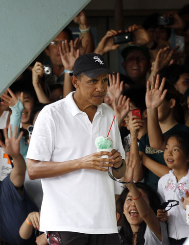 US President Barack Obama enjoys a shave ice in Kailua, Hawaii Jan 3, 2011. [China Daily/Agencies]