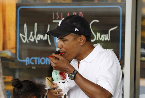 US President Barack Obama enjoys a shave ice in Kailua, Hawaii Jan 3, 2011. [China Daily/Agencies]