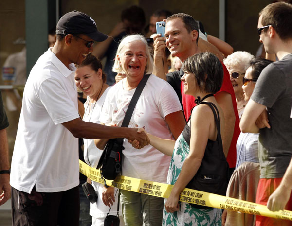 US President Barack Obama shakes hands at a shave ice shop in Kailua, Hawaii Jan 3, 2011. [China Daily/Agencies]