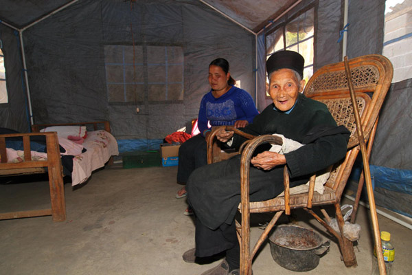 Local people live in a temporary tent in Yingjiang county, Yunnan province on Jan 3, 2011. [Photo/Xinhua] 