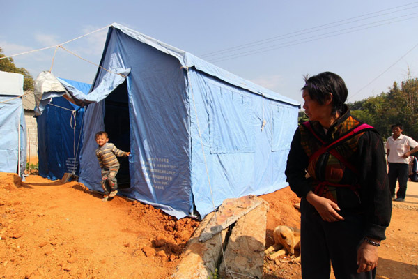 Temporary tents are set up in Yingjiang county, Yunnan province on Jan 3, 2011. [Xinhua] 