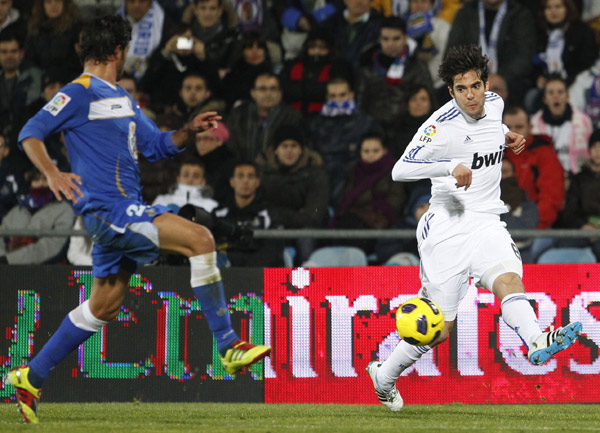 Real Madrid's Kaka (R) kicks the ball next to Getafe's Miguel Torres Gomez during their Spanish first division soccer match at the Colisseum Alfonso Perez stadium in Madrid,January 3, 2011. (Xinhua/Reuters Photo) 