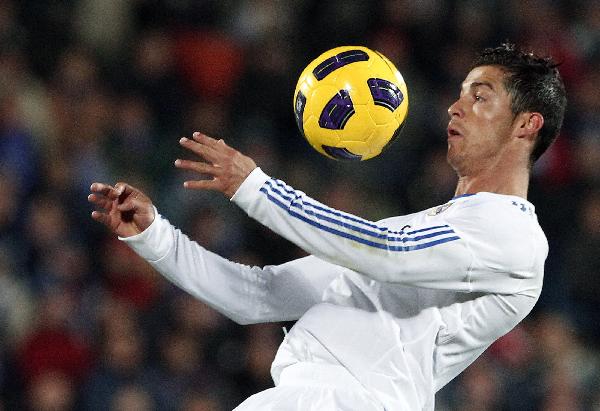 Real Madrid's Cristiano Ronaldo controls the ball during their Spanish first division soccer league match against Getafe at Colisseum Alfonso Perez stadium in Madrid January 3, 2011. (Xinhua/Reuters Photo) 